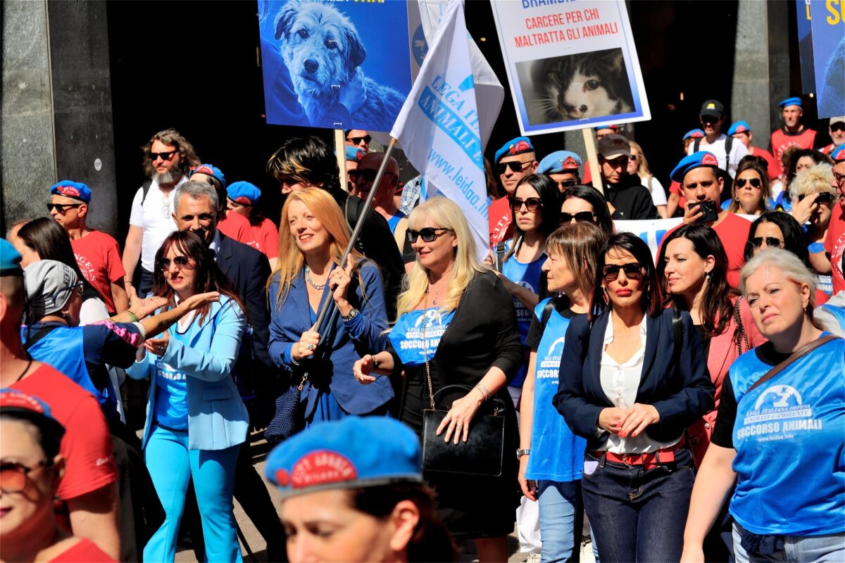 A MILANO PER I DIRITTI DEGLI ANIMALI, ON. BRAMBILLA: “PER FAR PASSARE LA MIA LEGGE HO FATTO PATTI CON TUTTI. SULLA CACCIA DECIDERÀ UN REFERENDUM”. IL”GRAZIE” DELLE ASSOCIAZIONI